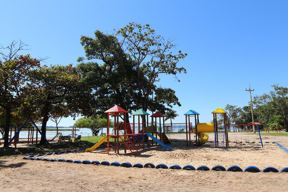 Caixas de areais são construídas no entorno dos playgrounds instalados no Balneário de Três Lagoas Caixas de areais são construídas no entorno dos playgrounds instalados no Balneário de Três Lagoas