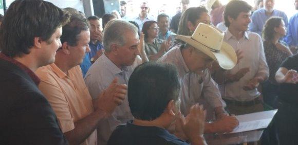 Deputado Eduardo Rocha prestigia e testemunha entregas do governo do Estado em Três Lagoas Deputado Eduardo Rocha prestigia e testemunha entregas do governo do Estado em Três Lagoas