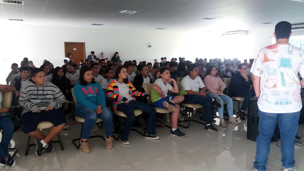 Escolas do Sesi de Naviraí e Três Lagoas lançam tema do Torneio Interclasse de Robótica 2019