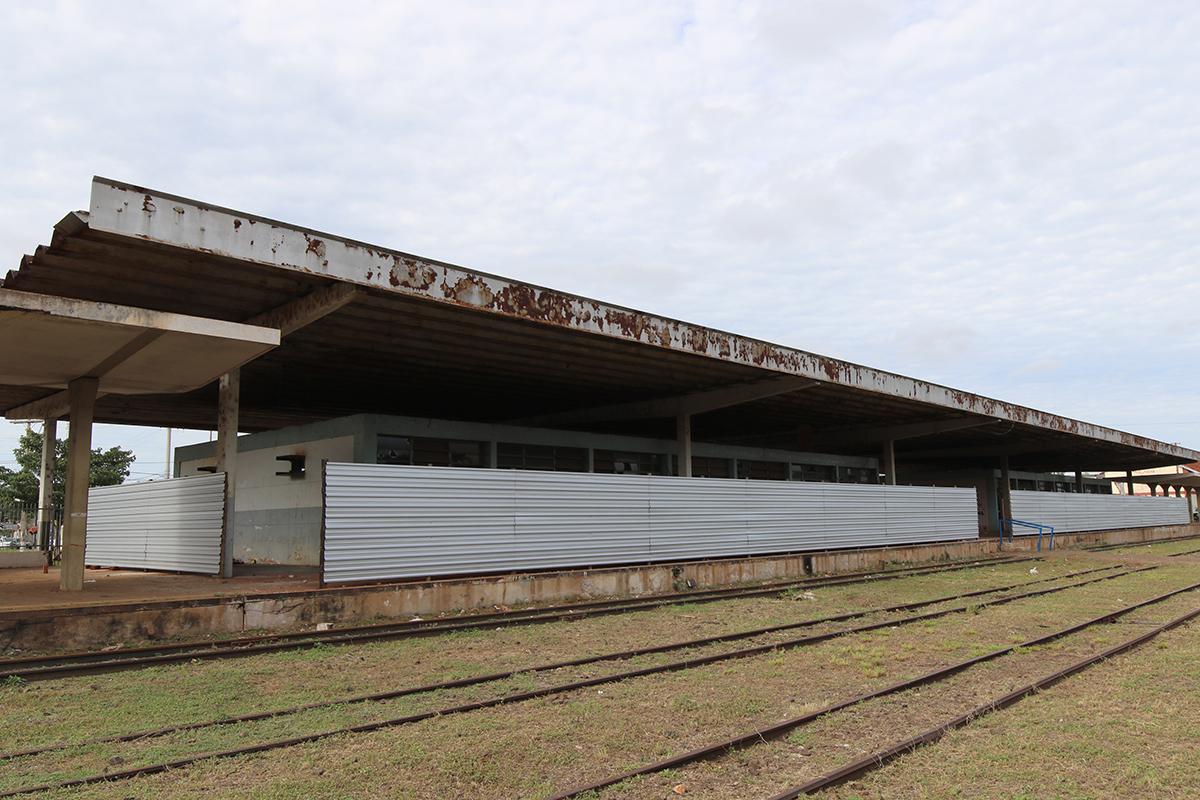 Estação Ferroviária da NOB começa a ser cercada para levantamento Estação Ferroviária da NOB começa a ser cercada para levantamento