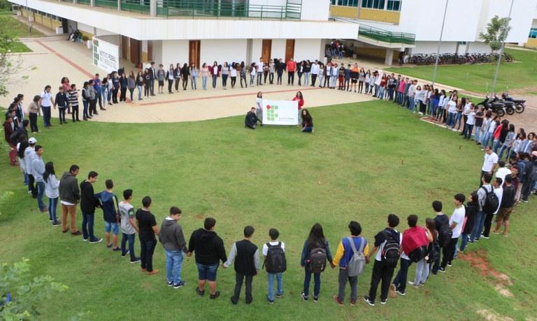 Estudantes e servidores do IFMS participam de ato em defesa da educação Estudantes e servidores do IFMS participam de ato em defesa da educação