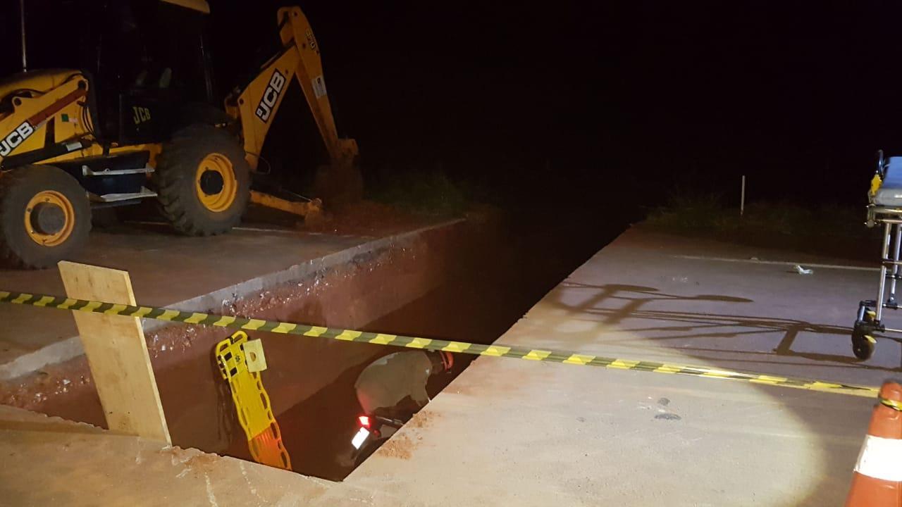 Motociclista cai em um vala de 2 metros de profundidade na Rodovia BR 262
