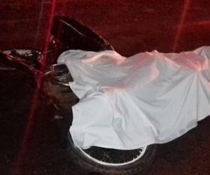 Motoqueiro morre após colidir em caminhão