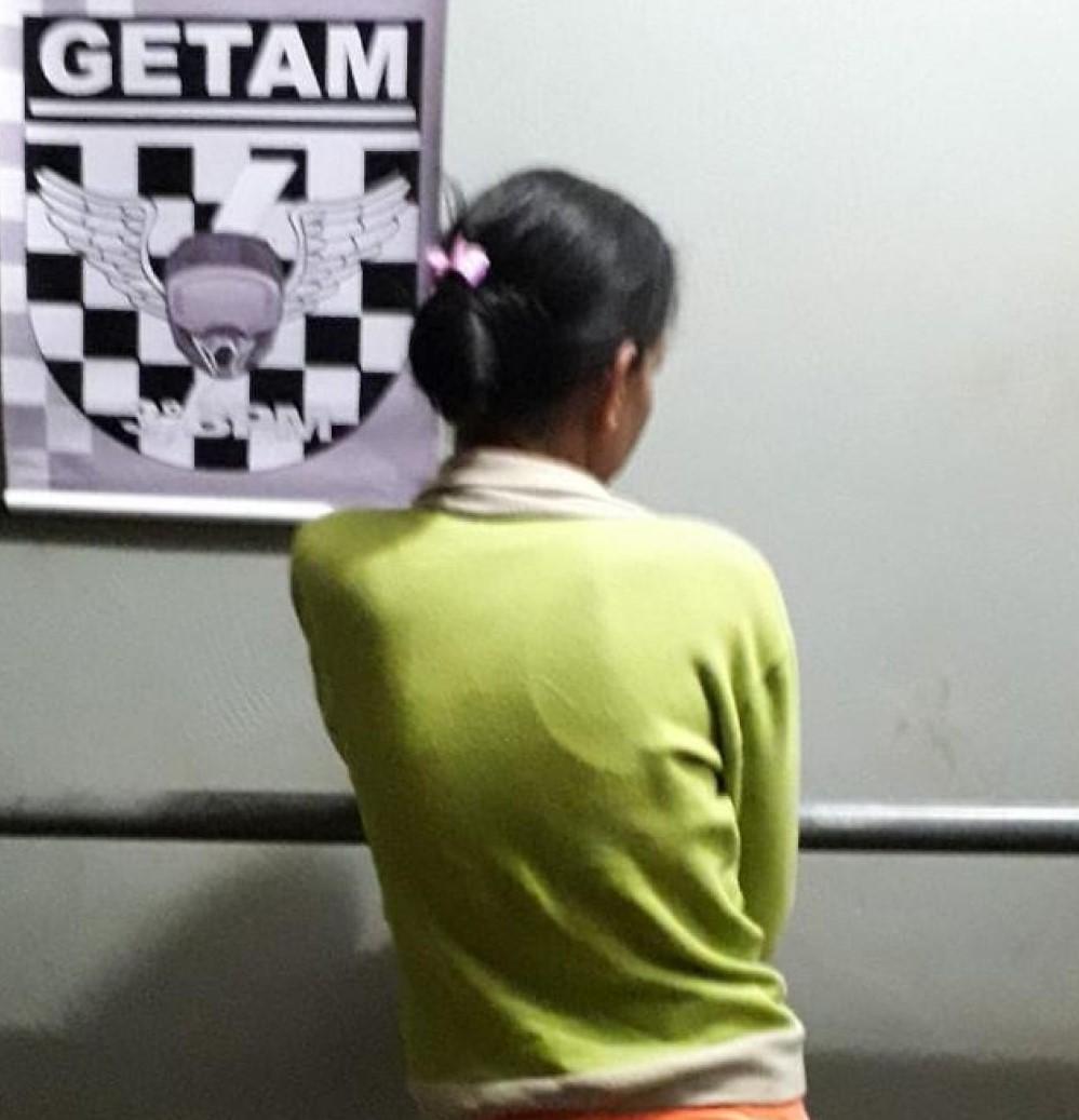 Mulher é presa e justifica a venda de drogas porque o salário mínimo está baixo Mulher é presa e justifica a venda de drogas porque o salário mínimo está baixo