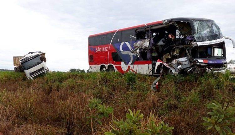 Ônibus da Viação São Luiz envolve em acidente com 11 feridos