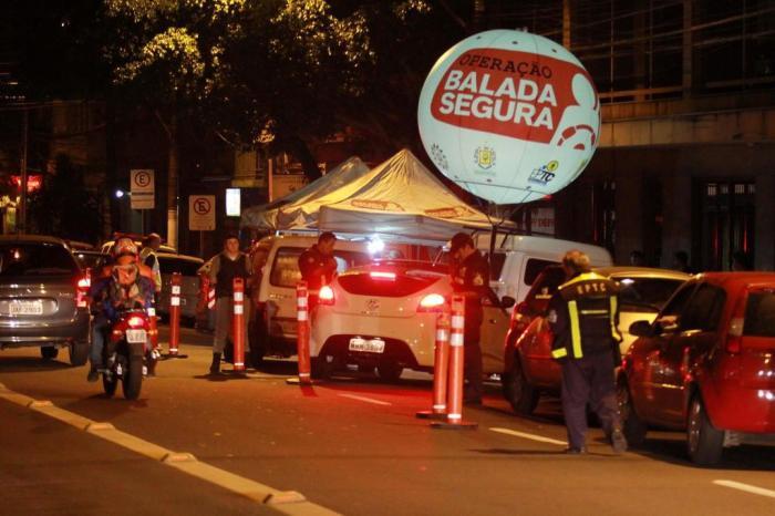 Polícia Militar prende homem por fornecer bebida alcoólica a adolescentes em Jardim Polícia Militar prende homem por fornecer bebida alcoólica a adolescentes em Jardim
