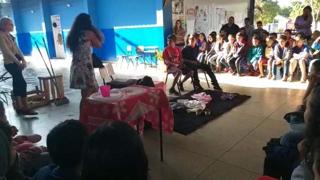 Alunos da Escola Municipal Olyntho Mancini prestigiam peça abordando o respeito e empoderamento feminino Alunos da Escola Municipal Olyntho Mancini prestigiam peça abordando o respeito e empoderamento feminino