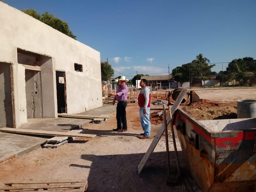 Prefeitura contempla campo de futebol do Alto da Boa Vista com vestiários, calçada e alambrado