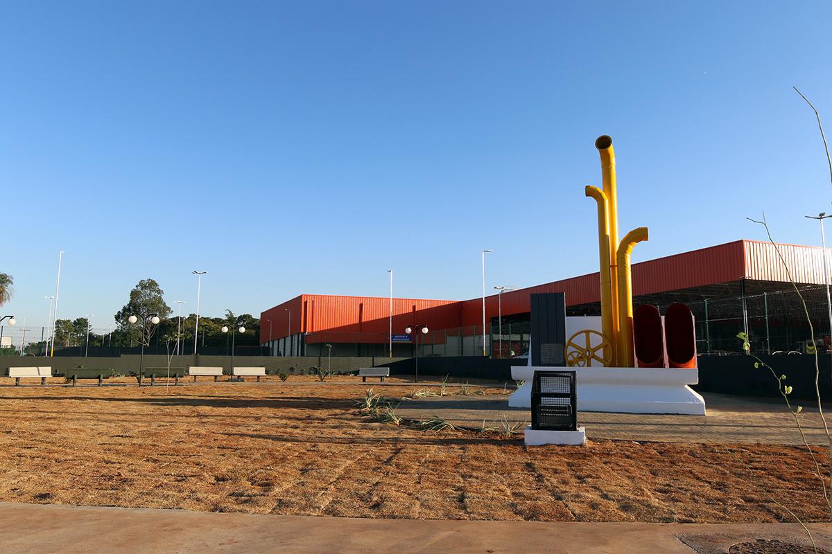 Três Lagoas ganha nova praça e restauração do Monumento Industrial