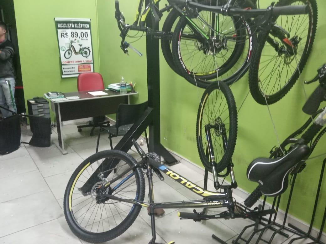 Alegando dívida com traficantes, três adolescentes tentam furtar revendedora de ciclomotores no Centro