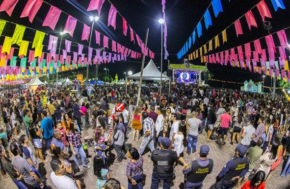 Briga em arraial tradicional termina com tiros de bala de borracha e policial ferido em MS