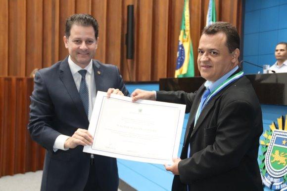 Eduardo Rocha homenageia gerente de Hospital de Paranaíba