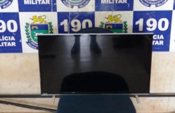 Polícia Militar aborda elemento em atitude suspeita com Televisor Polícia Militar aborda elemento em atitude suspeita com Televisor