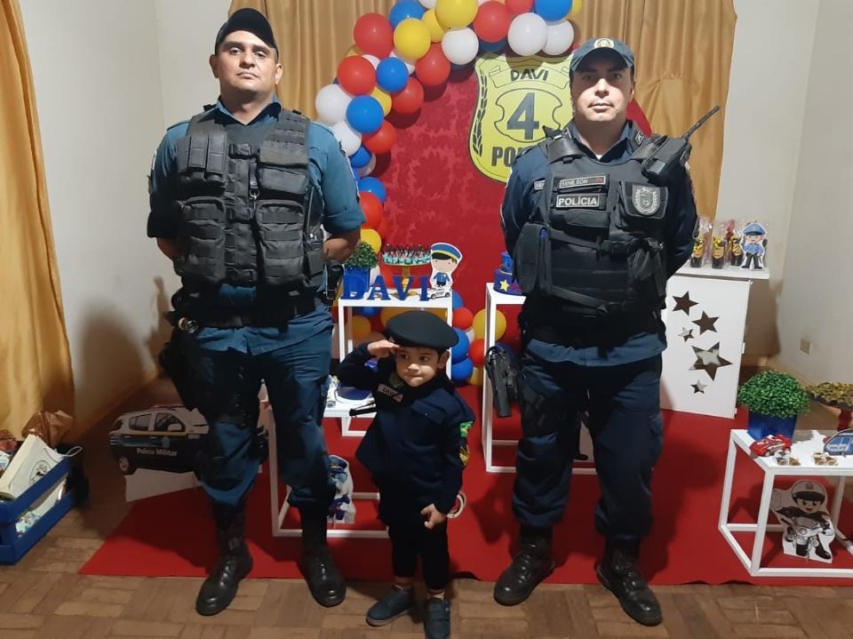 Polícia Militar de Três Lagoas participa de aniversário de criança fã da PM