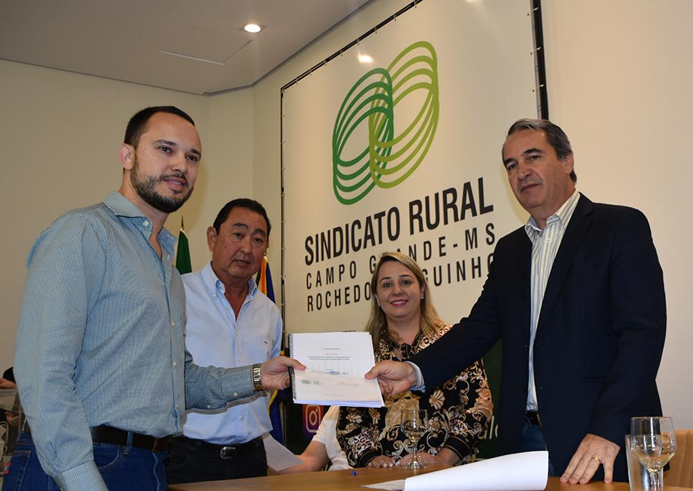 Presidente do Silems apresenta demandas da cadeia do leite ao Governo e à Assembleia Presidente do Silems apresenta demandas da cadeia do leite ao Governo e à Assembleia