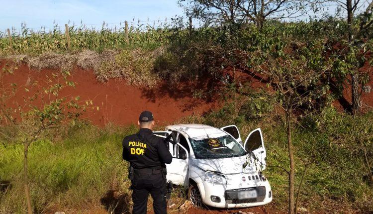 Traficante capota veículo às margens da pista e abandona carga de maconha