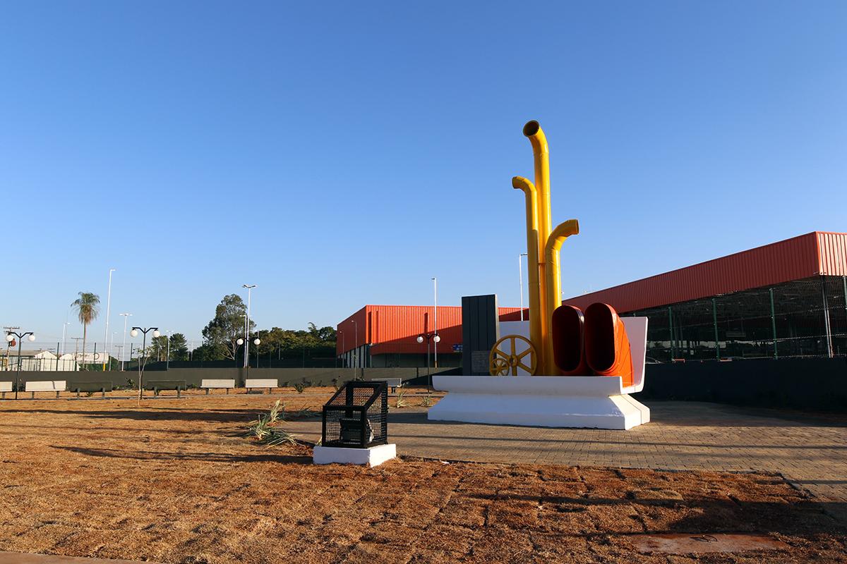 Três Lagoas ganha nova praça e restauração do Monumento Industrial Três Lagoas ganha nova praça e restauração do Monumento Industrial