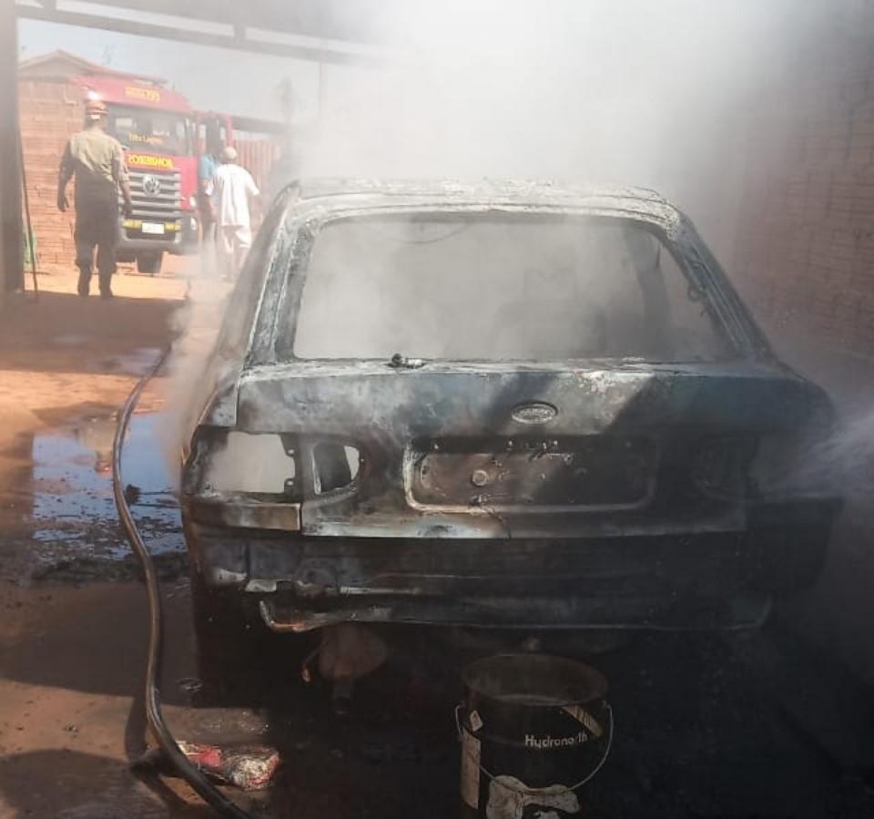 Incêndio atinge veículo dentro de garagem no bairro Jardim das Violetas