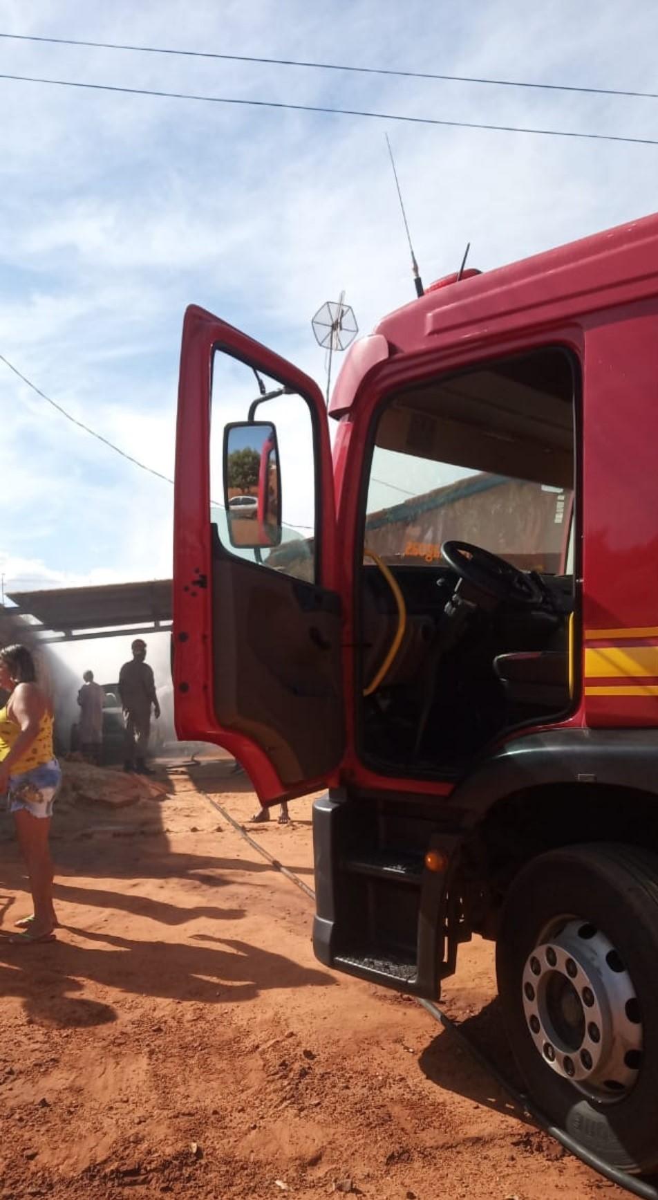 Incêndio atinge veículo dentro de garagem no bairro Jardim das Violetas