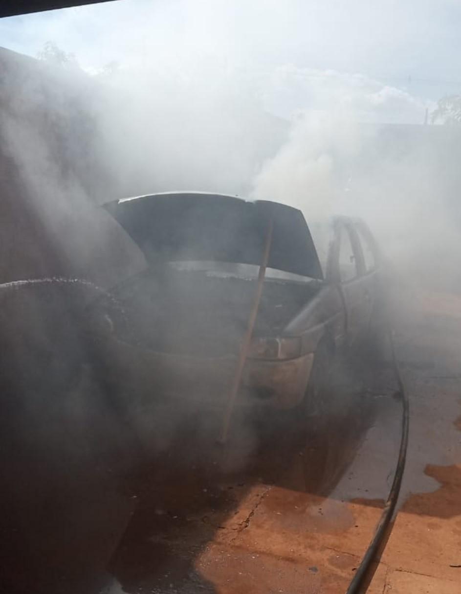 Incêndio atinge veículo dentro de garagem no bairro Jardim das Violetas