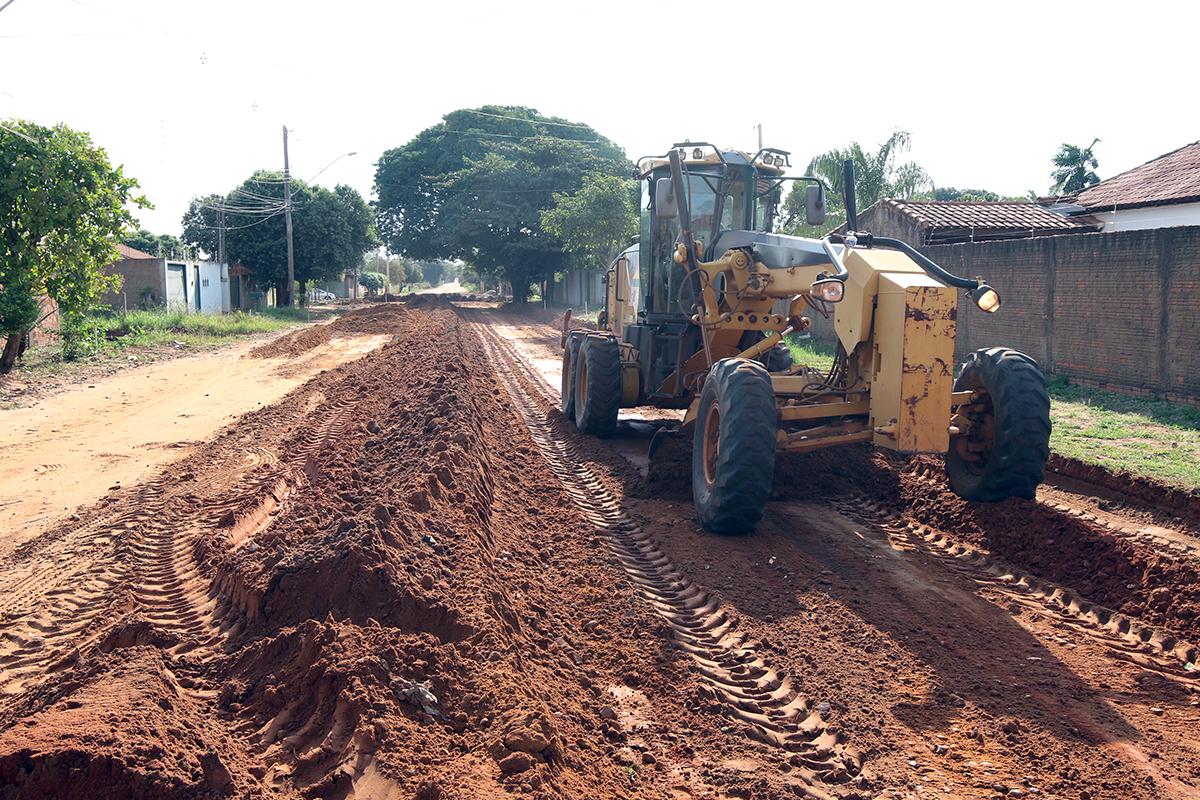 Começa a terraplanagem para pavimentação da Rua Ângelo Melão no Jardim das Paineiras