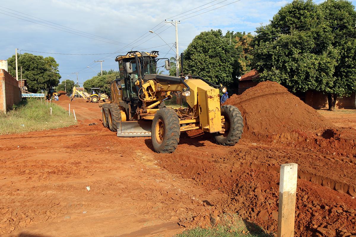 Começa a terraplanagem para pavimentação da Rua Ângelo Melão no Jardim das Paineiras