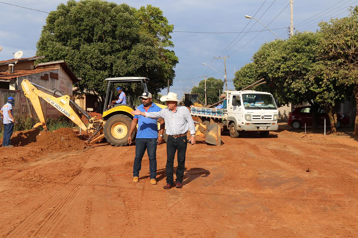 Começa a terraplanagem para pavimentação da Rua Ângelo Melão no Jardim das Paineiras
