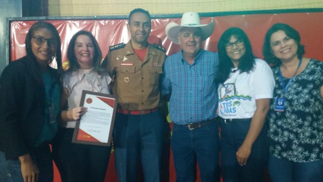 Prefeito Angelo Guerreiro e crianças do “Bombeiros do Amanhã” participam de comemoração ao Dia do Bombeiro