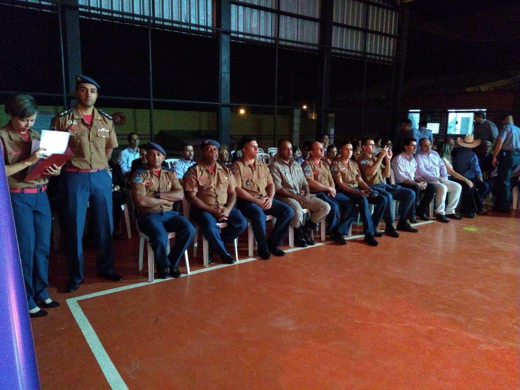 Prefeito Angelo Guerreiro e crianças do “Bombeiros do Amanhã” participam de comemoração ao Dia do Bombeiro