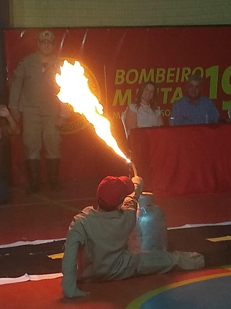 Prefeito Angelo Guerreiro e crianças do “Bombeiros do Amanhã” participam de comemoração ao Dia do Bombeiro