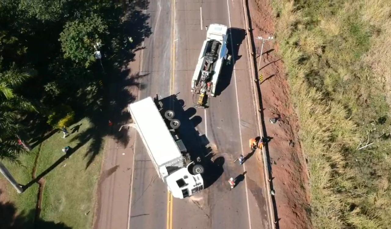VÍDEO: Carro é arrastado por caminhão que tomba na BR-163 depois de colisão