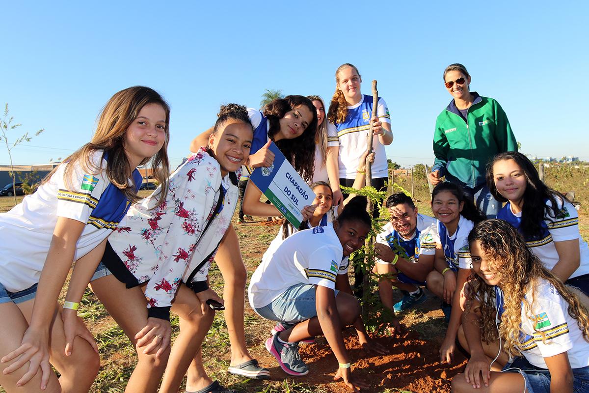 Atletas dos Jogos Escolares da Juventude participam de plantio de árvores no Mais Parque
