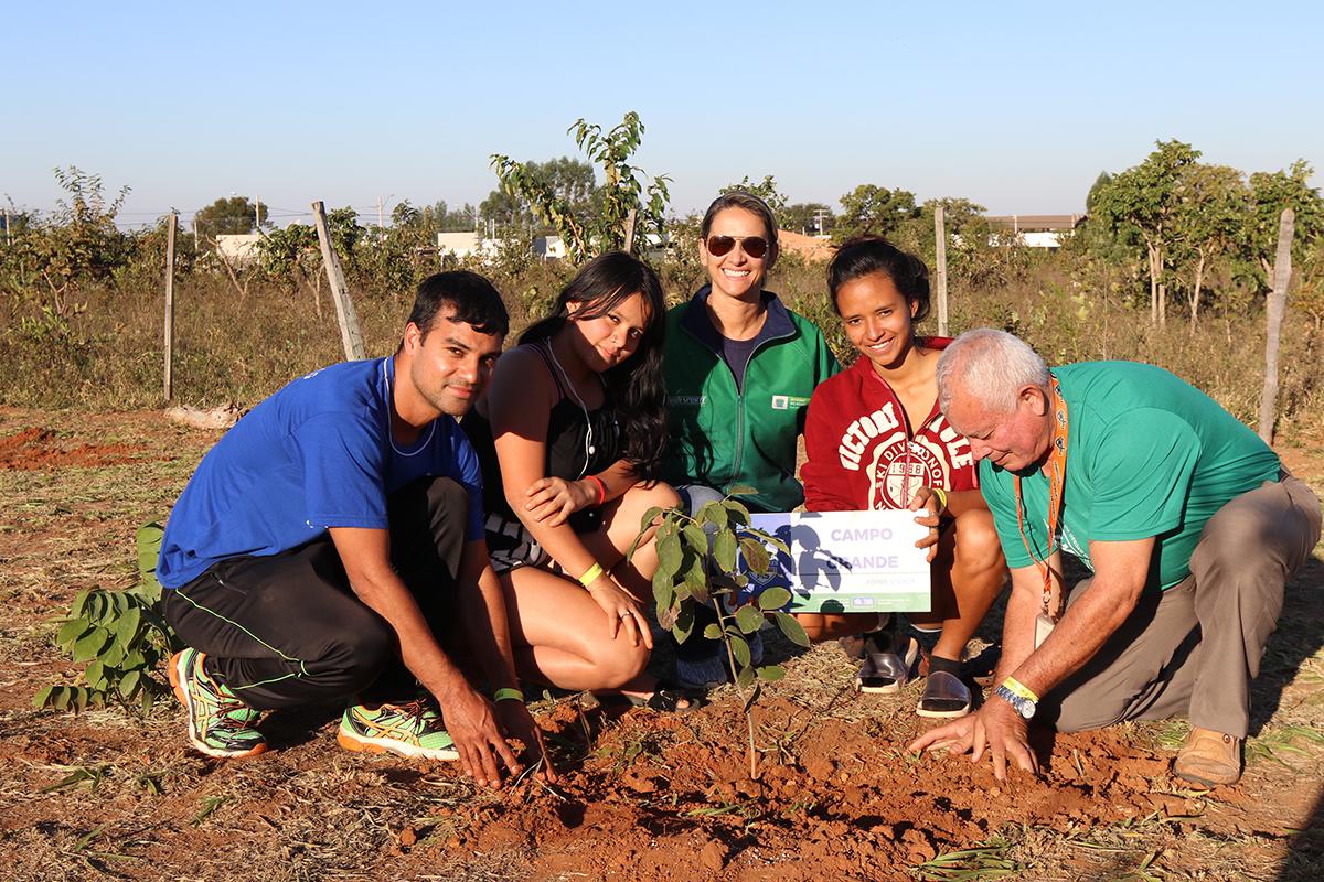 Atletas dos Jogos Escolares da Juventude participam de plantio de árvores no Mais Parque