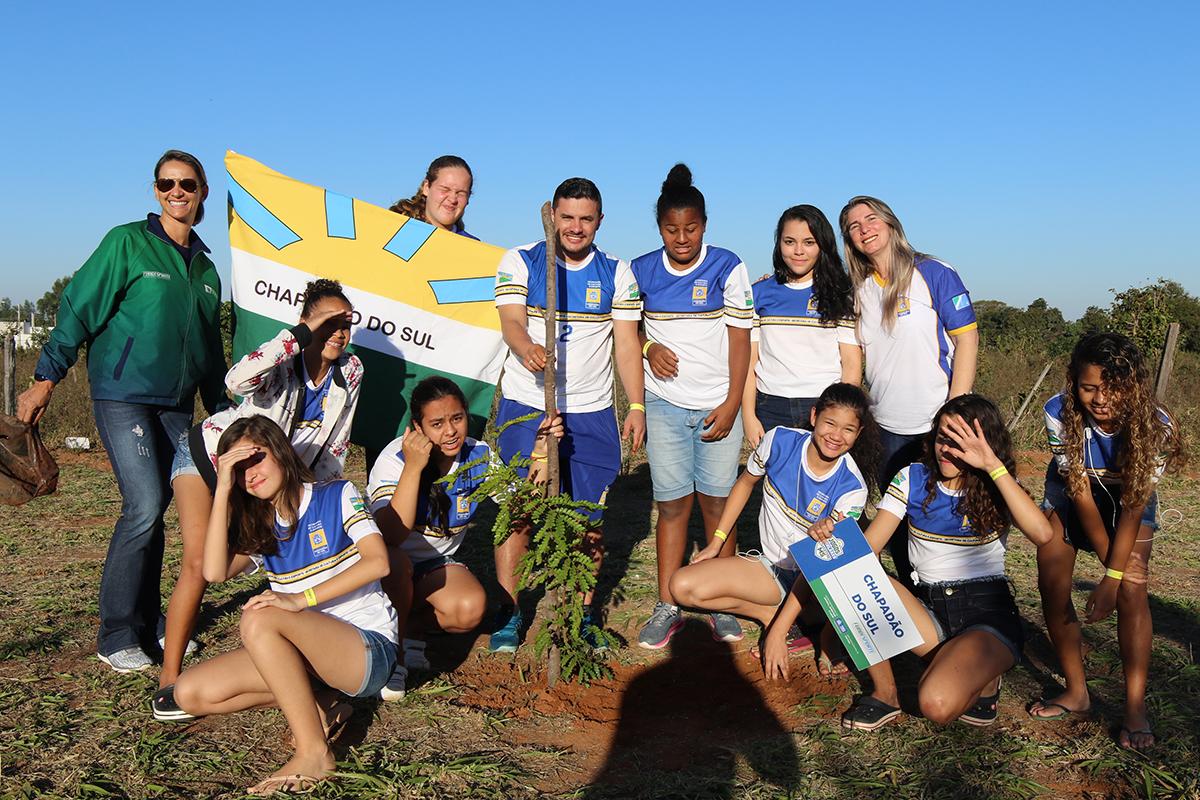 Atletas dos Jogos Escolares da Juventude participam de plantio de árvores no Mais Parque