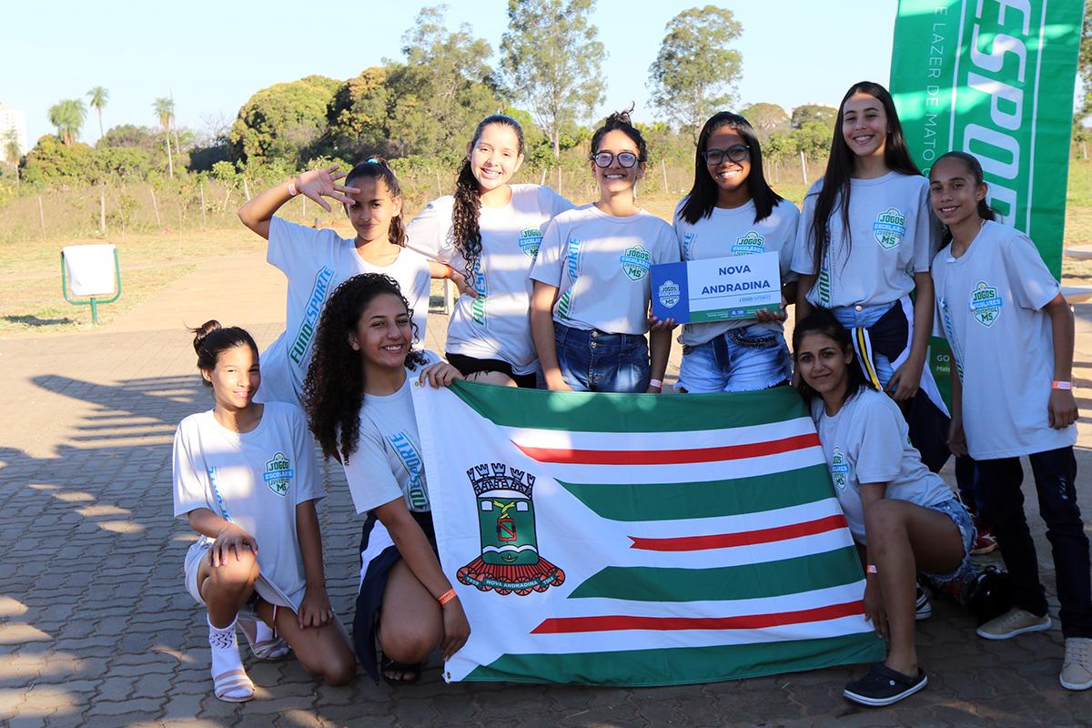 Atletas dos Jogos Escolares da Juventude participam de plantio de árvores no Mais Parque