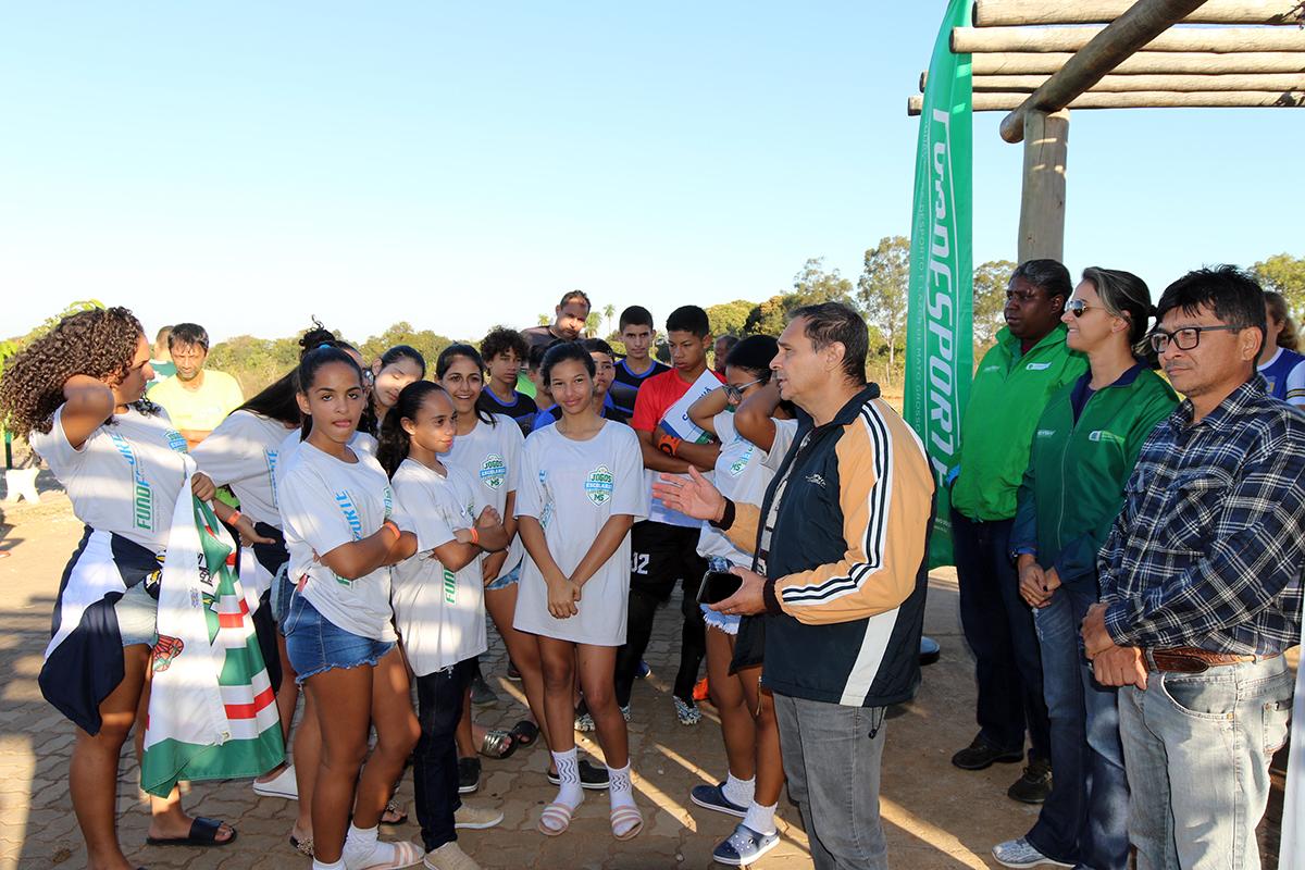 Atletas dos Jogos Escolares da Juventude participam de plantio de árvores no Mais Parque