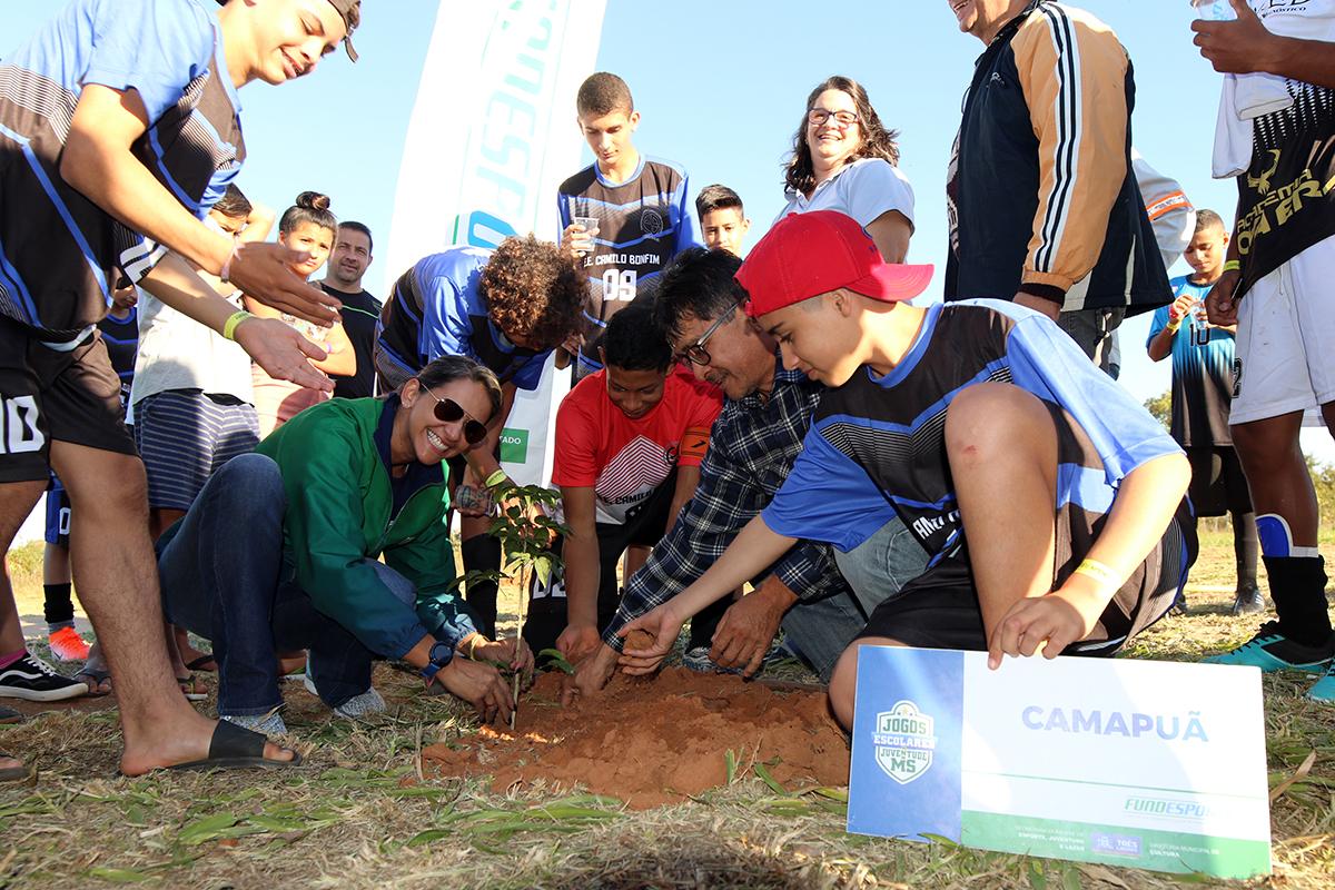 Atletas dos Jogos Escolares da Juventude participam de plantio de árvores no Mais Parque
