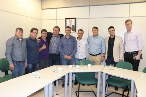 Deputado Eduardo Rocha acompanha vereadores de Paranaíba em agenda na Sefaz