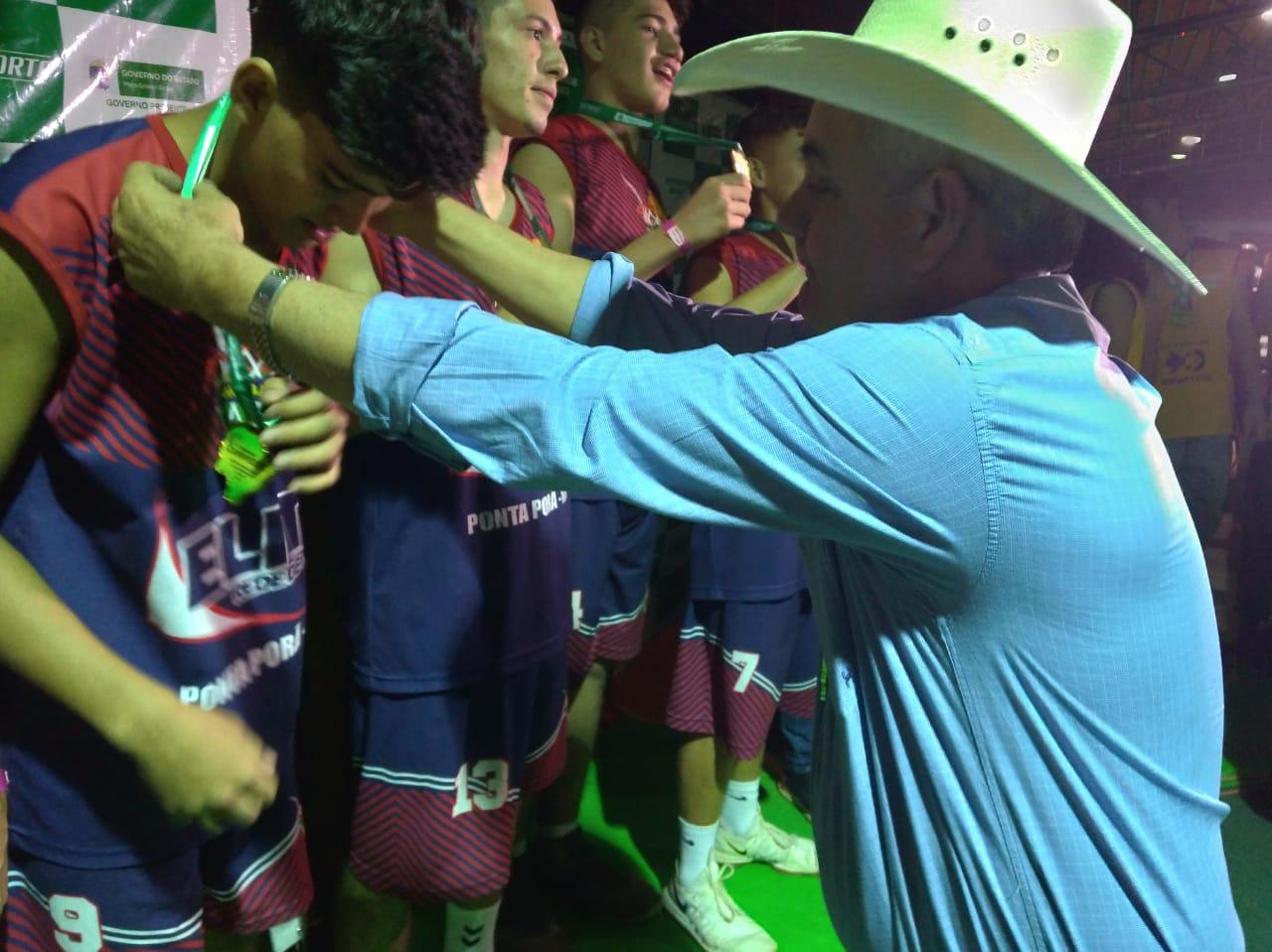 Prefeito Angelo Guerreiro prestigia entrega de premiação aos vencedores da Copa dos Campeões