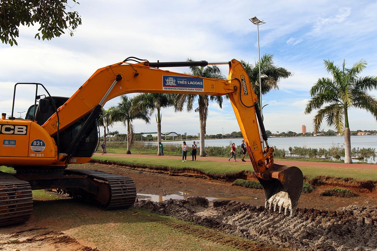 Meio Ambiente realiza limpeza de bacia de contenção da Lagoa Maior