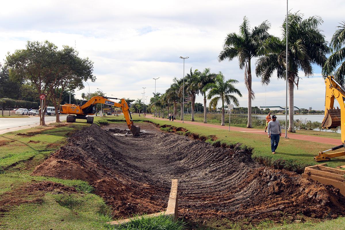 Meio Ambiente realiza limpeza de bacia de contenção da Lagoa Maior
