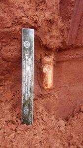 Trabalhadores encontram explosivo em escavação e acionam Polícia Militar Trabalhadores encontram explosivo em escavação e acionam Polícia Militar