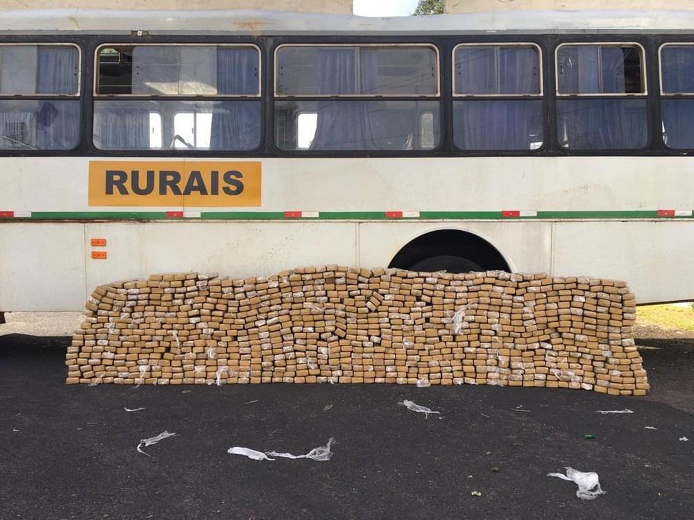 Ônibus com teto forrado de maconha é apreendido pela Polícia Militar Rodoviária