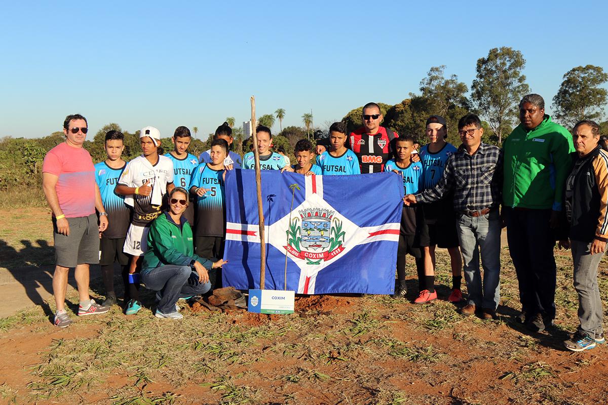 Atletas dos Jogos Escolares da Juventude participam de plantio de árvores no Mais Parque