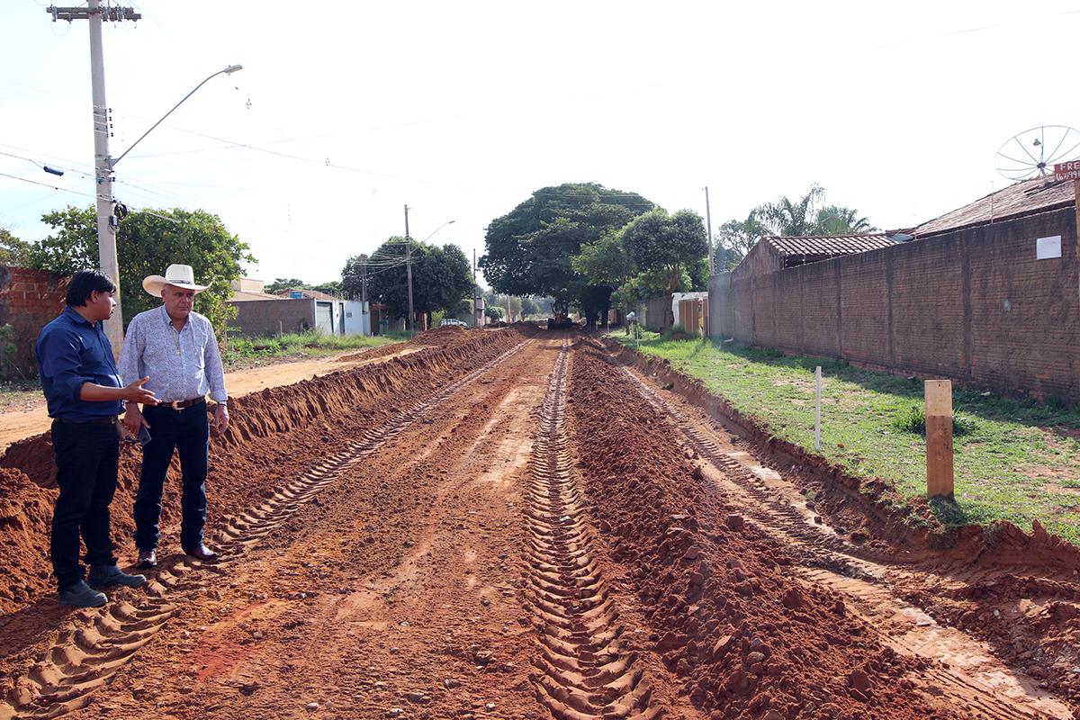 Começa a terraplanagem para pavimentação da Rua Ângelo Melão no Jardim das Paineiras