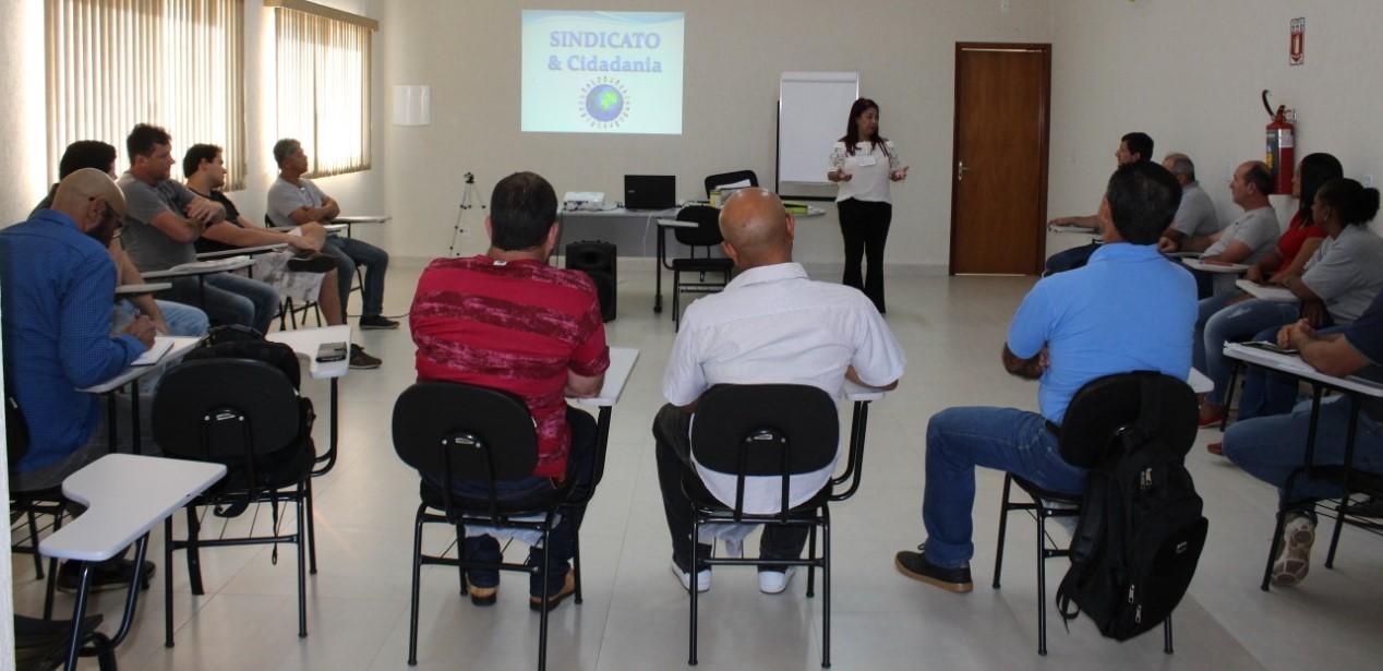 Curso de oratória e técnicas de negociação é ministrado aos diretores do Sititrel