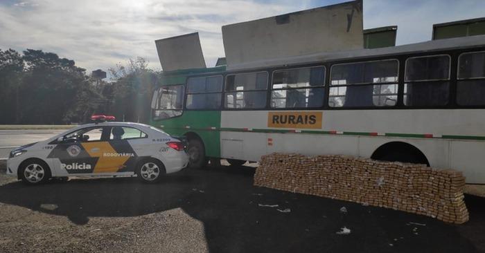 Ônibus com teto forrado de maconha é apreendido pela Polícia Militar Rodoviária