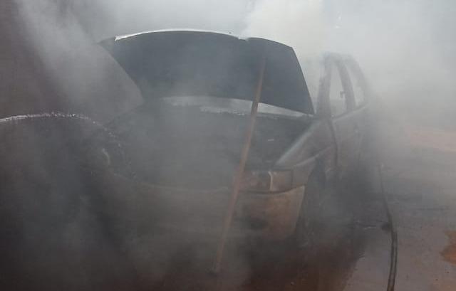 Incêndio atinge veículo dentro de garagem no bairro Jardim das Violetas