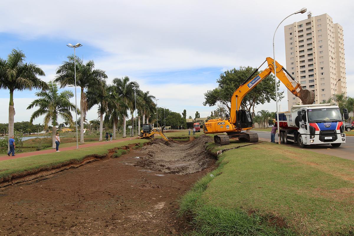 Meio Ambiente realiza limpeza de bacia de contenção da Lagoa Maior Meio Ambiente realiza limpeza de bacia de contenção da Lagoa Maior
