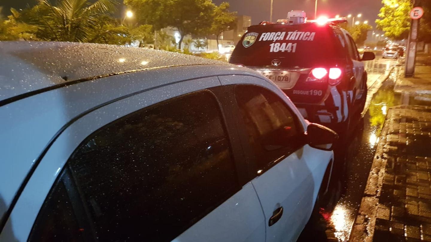 Motorista de aplicativo é baleado e passageira é morta ao chegar no destino da corrida